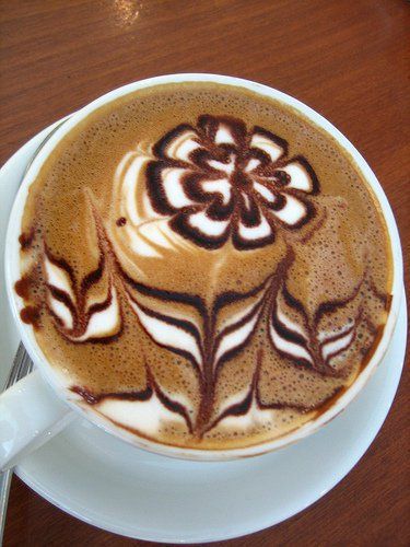 çiçek şeklinde kahve süslemeye örnek