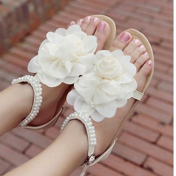 beyaz gül motifli parmak arası ayakkabı modelleri