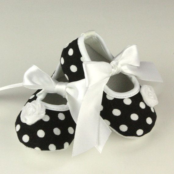 beyaz puanlı bebek ayakkabısı modelleri