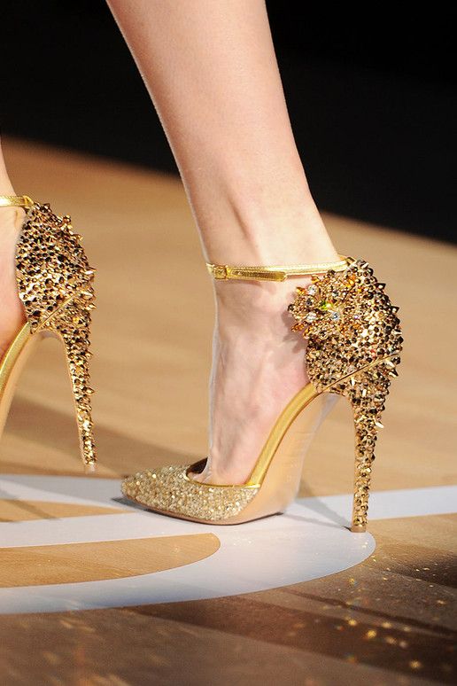 görkemli yüksek topuklu altın renkte ayakkabı örnekleri