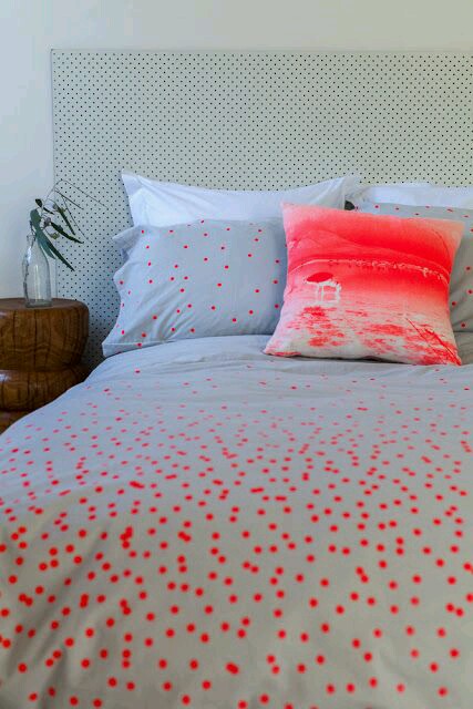 kırmızı puantiyeli yatak örtüsü modeli