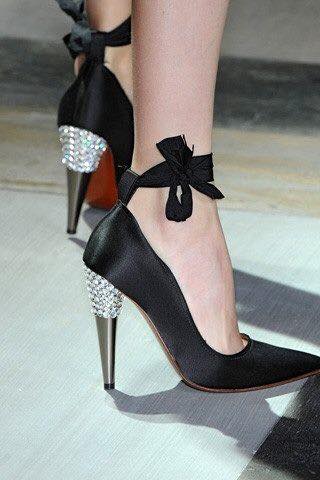 swarowski taşlı topuklu siyah ayakkabı modası
