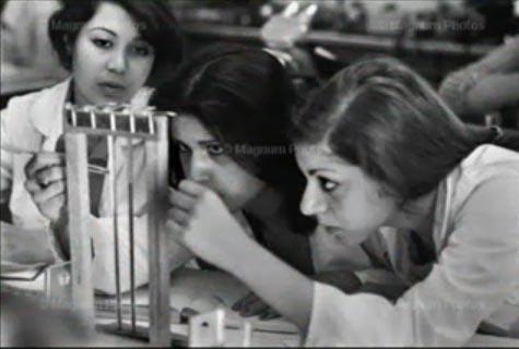 1979 yılından önce İranlı öğrenci kızlar