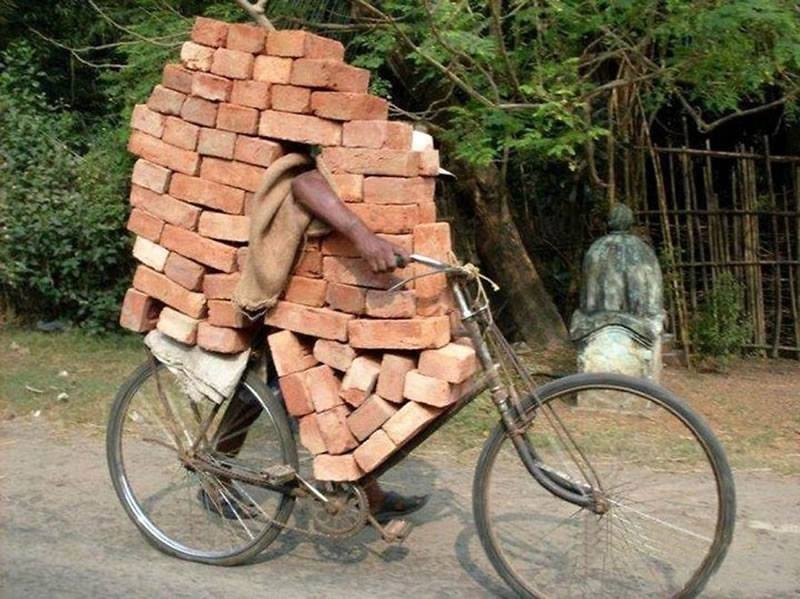 Bisiklet ile tuğla taşımak
