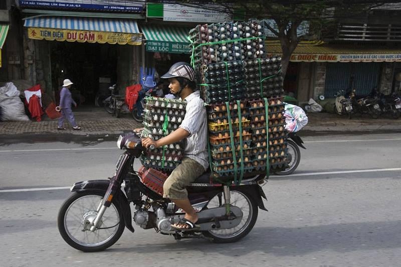 Motosiklet ile yumurta taşımak