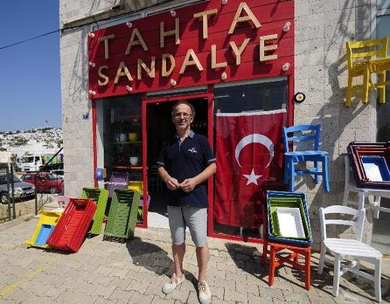 Tahta sandalye üretimi yapıyor