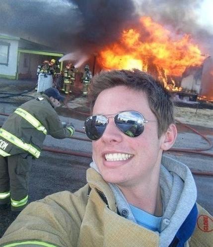 Yangın ile selfie yapanlar