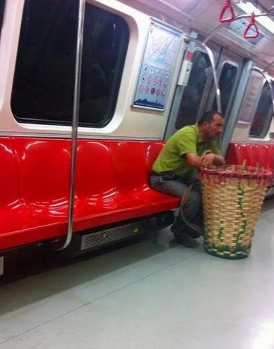 Küfesiyle metroda seyehat eden bir yük taşıyıcısı