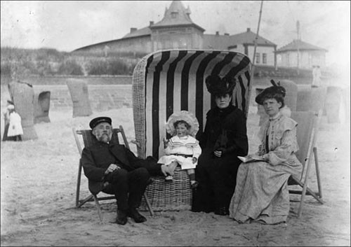 Plajda dinlenen bir aile