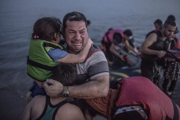 16 Mutluluk gözyaşları döken Suriyeli baba