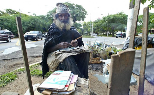 20 35 yıl sokaklarda yaşamış evsiz bir adam