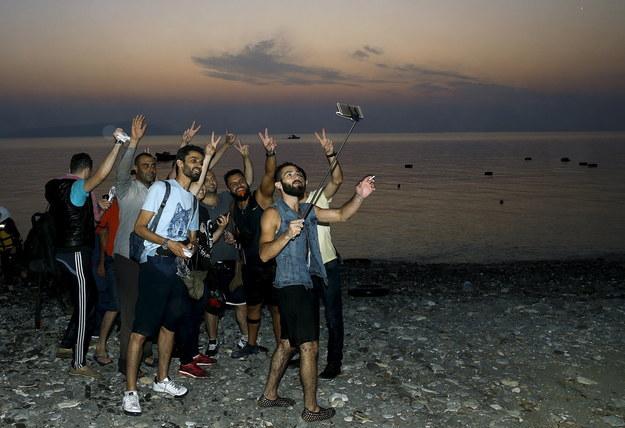 22 Zafer selfiesi çeken mülteciler