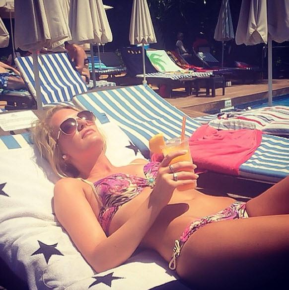 25 İnstagramda güneşlenen bir genç