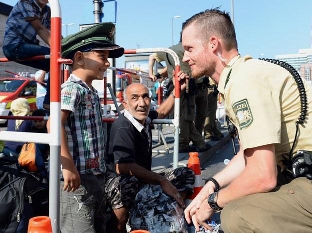 4 Küçük Suriyeli çocuğa şapkasını veren polis memuru