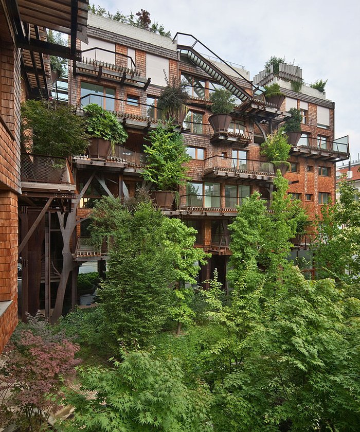 150 ağaç ile korunan bir apartman