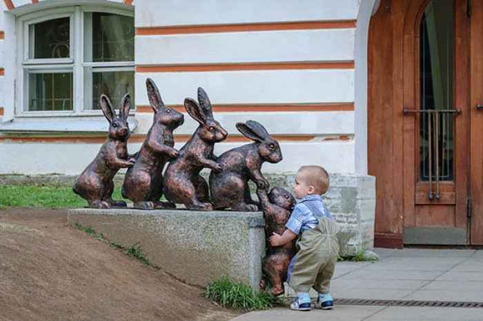 5 Heykel tavşanın tırmanmasına yardım eden çocuk