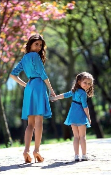 Anne ile kızın mavi elbise kombini