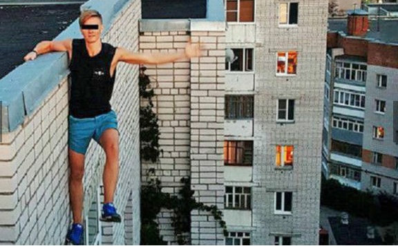 Binanın tepesinde son kez poz veren Rus genç