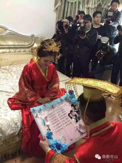 Çin'li gelinin takılarının olay olduğu düğün merasimi